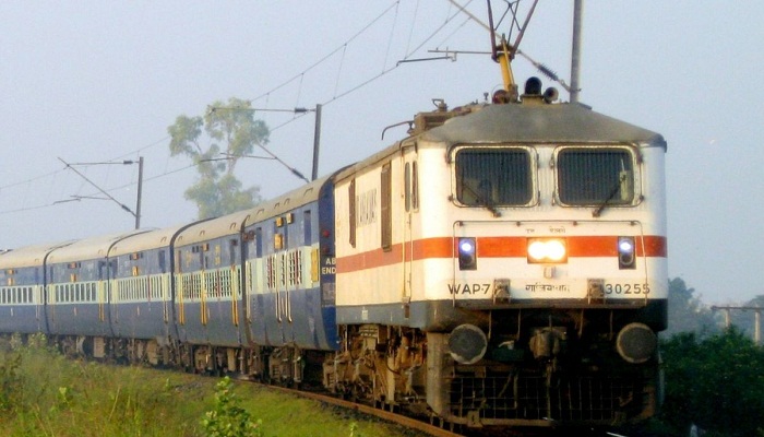Mother commits suicide with 5 daughters as she jumps on the train