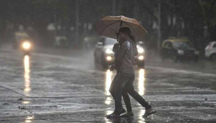 Heavy rains lashed eight districts today