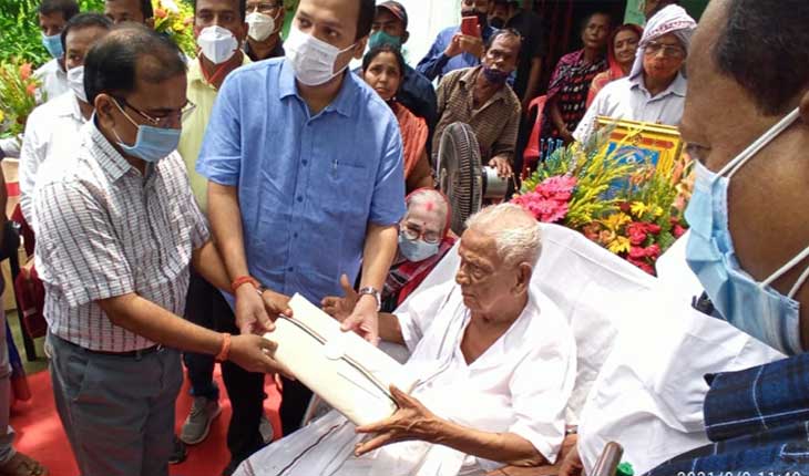 prominent-freedom-fighter-sarada-prasad-roy-received-the-presidents-award