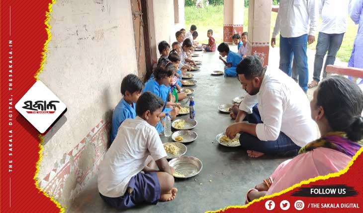 mla rudra pratap maharathi sat down and eat lunch with school student in pipili