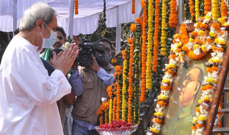 Chief Minister Naveen Patnaik laid wreath at Netajis statue in Cuttack