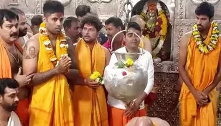 indian-cricket-player-prays-in-mahakal-temple-for-rishabh-pant-speedy-recovery