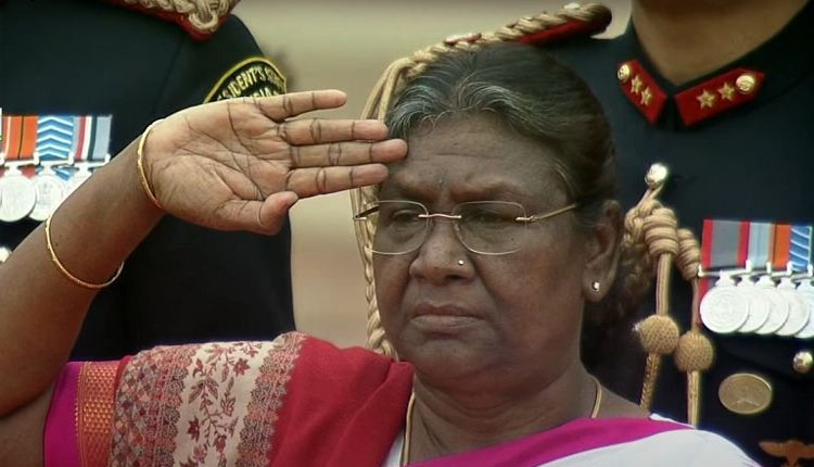 president-draupadi-murmu-hoisted-the-flag-for-the-first-time-in-74th-republic-day