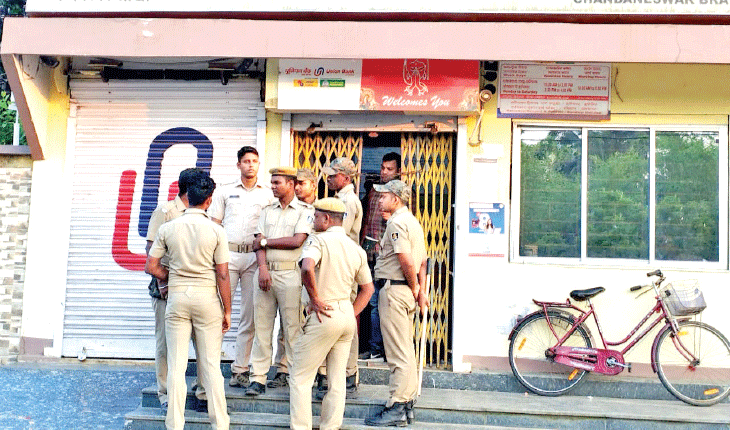 Armed robbery at Union Bank of India Chandaneshwar branch jewelery worth Rs 10 crore loot of Rs 49 lakh