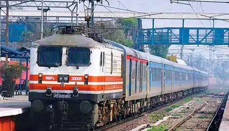 engine-of-the-howrah-puri-superfast-express-left-some-coaches