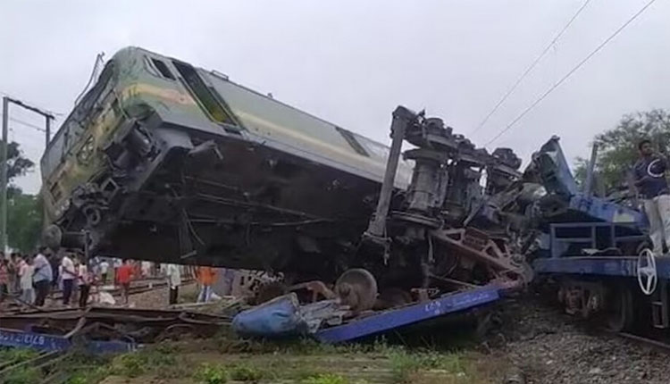 two-goods-train-accident-in-west-bangal