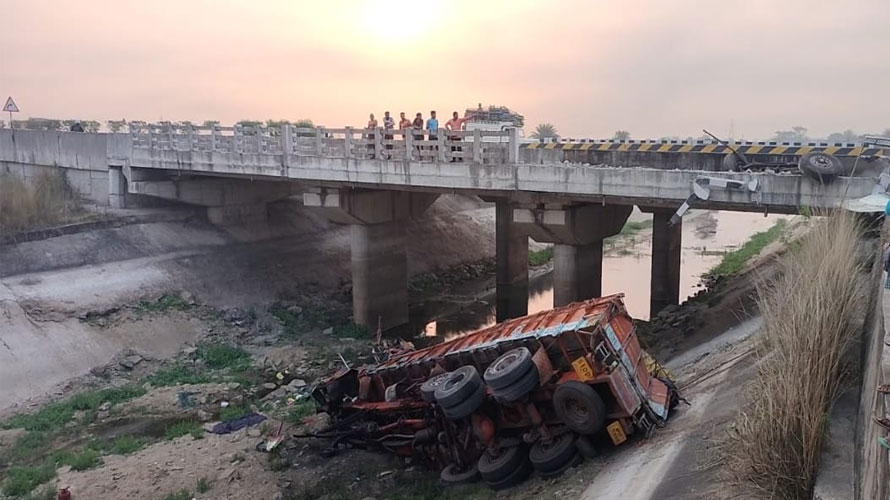the truck fell into the canal at mayurbhanj bangiriposi and 2 dead